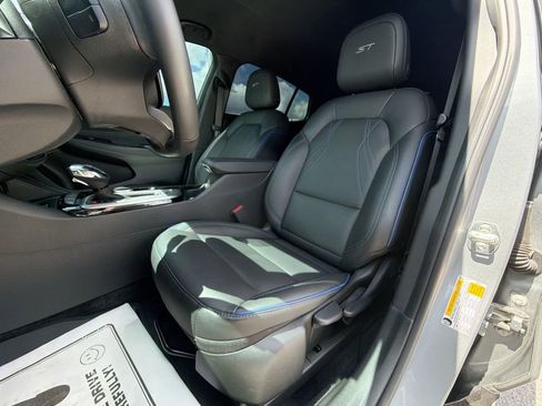 Used 2025 Buick Envista Sport Touring w/ Convenience II Package FWD image 16