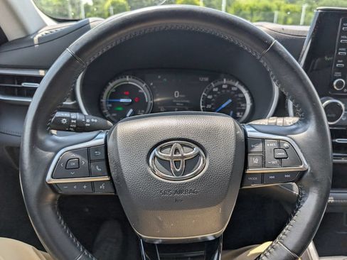Used 2021 Toyota Highlander XLE AWD/4WD image 26