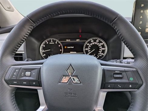 New 2025 Mitsubishi Outlander SE image 31