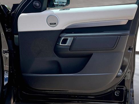 Certified 2025 Land Rover Discovery Dynamic SE AWD/4WD image 19