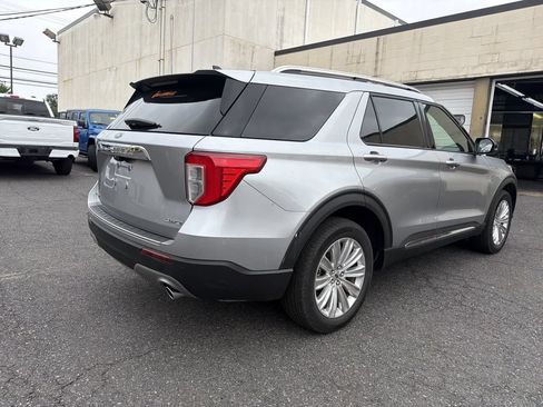 Used 2024 Ford Explorer Limited w/ Equipment Group 301A AWD/4WD image 3