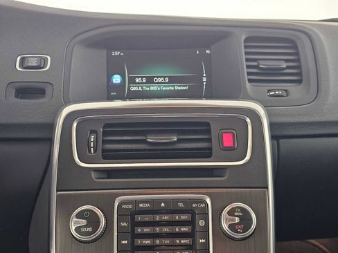 Used 2016 Volvo V60 T5 Platinum image 25