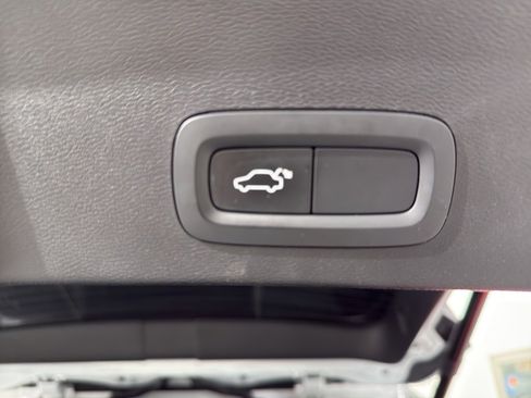 Used 2020 Volvo XC40 T4 Momentum image 12