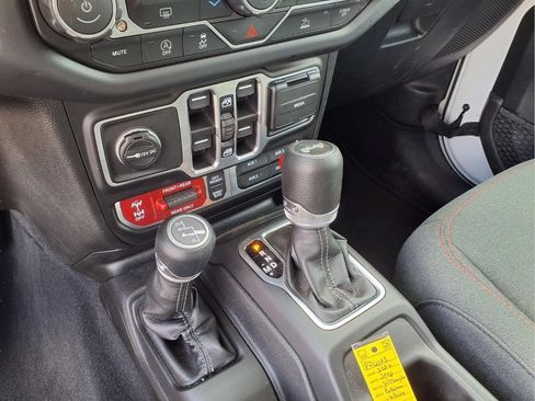 Certified 2026 Jeep Wrangler Unlimited Rubicon AWD/4WD image 9