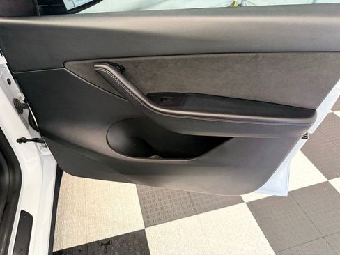 Used 2022 Tesla Model Y Long Range image 22