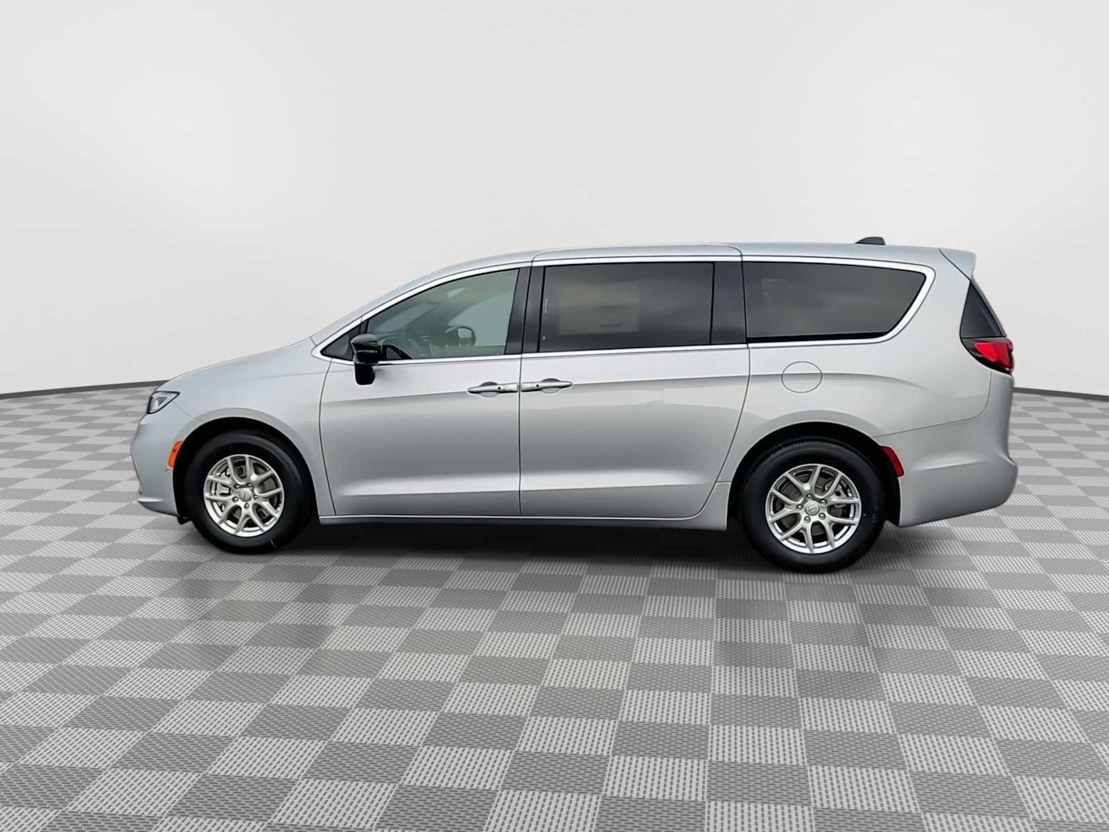 New 2026 Chrysler Pacifica Select FWD image 5