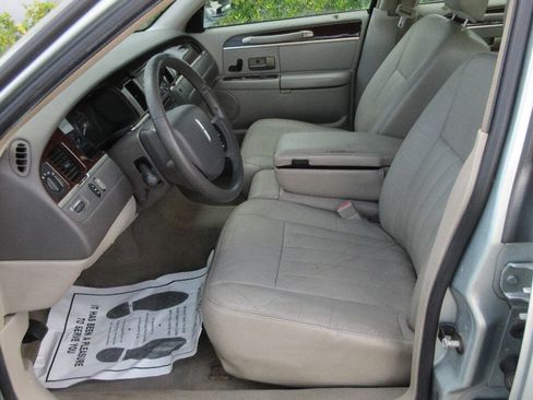 Used 2007 Lincoln Town Car Signature RWD image 9