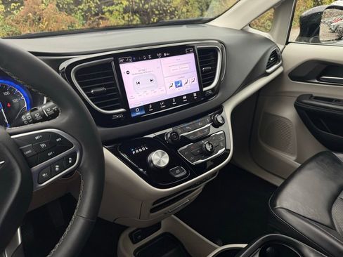 Used 2024 Chrysler Pacifica Touring-L image 34