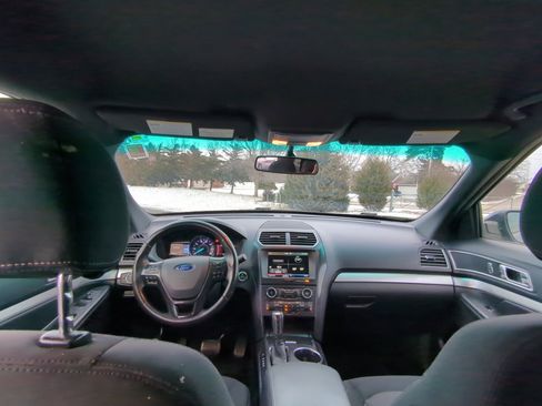 Used 2016 Ford Explorer XLT w/ Equipment Group 201A image 10