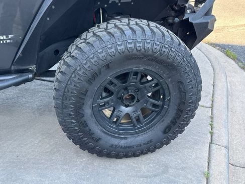 Used 2017 Jeep Wrangler Unlimited Rubicon w/ Connectivity Group AWD/4WD image 14
