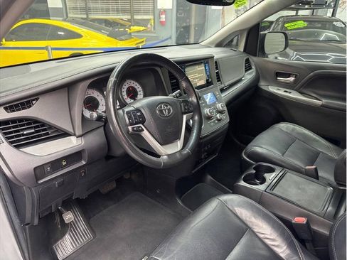 Used 2017 Toyota Sienna SE Premium FWD image 11