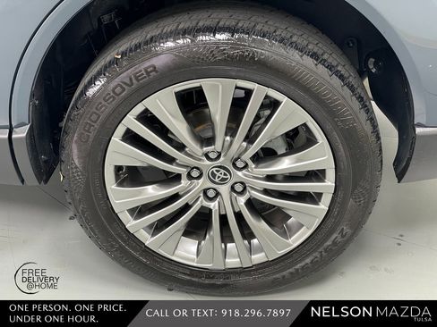 Used 2023 Toyota Venza XLE image 12