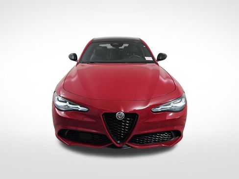 Used 2025 Alfa Romeo Giulia AWD image 2
