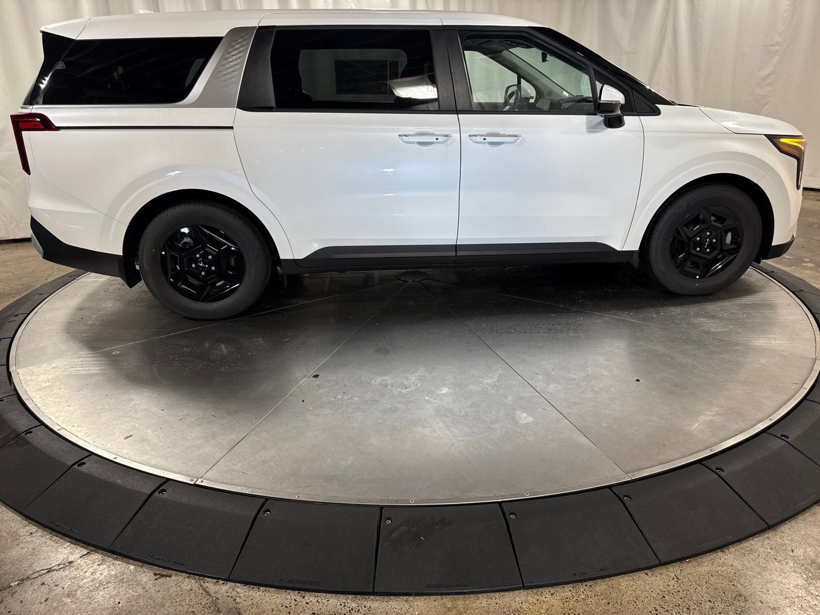 Certified 2026 Kia Carnival FWD image 9