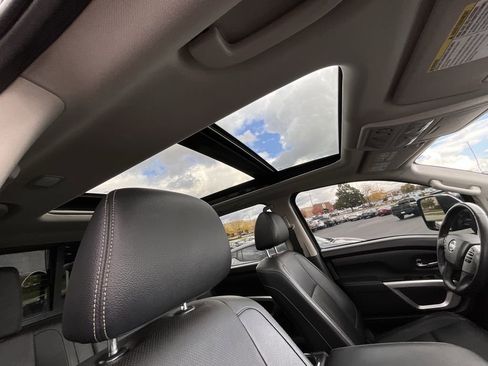 Used 2020 Nissan Titan SL w/ Moonroof Package image 20