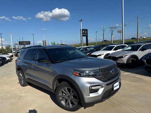 Used 2022 Ford Explorer XLT w/ Equipment Group 202A RWD image 11