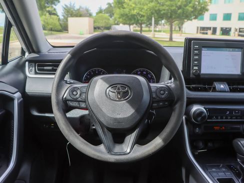 Used 2019 Toyota RAV4 LE FWD image 26