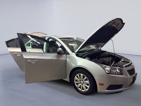 Used 2011 Chevrolet Cruze LS w/ Connectivity Package image 7
