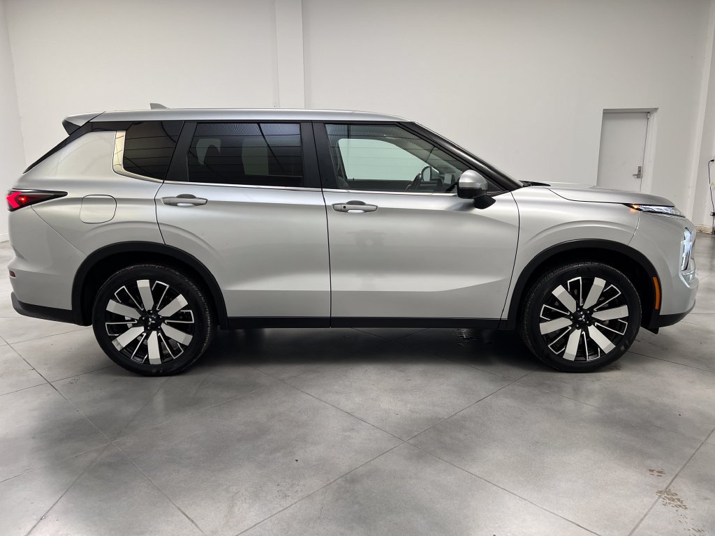 Used 2025 Mitsubishi Outlander SE FWD image 10