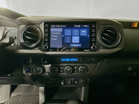 Used 2022 Toyota Tacoma TRD Off-Road image 14