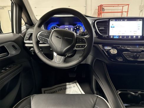 New 2026 Chrysler Pacifica Limited image 21