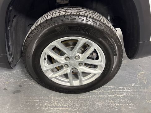 Used 2025 Jeep Grand Cherokee L Laredo image 35