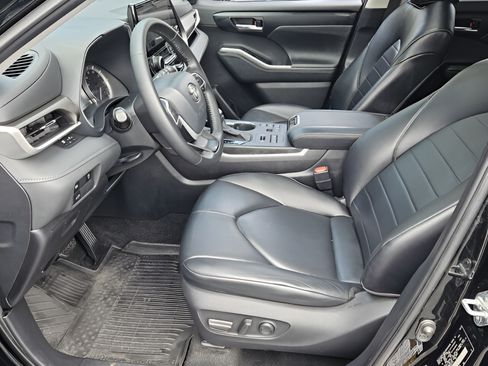 Used 2023 Toyota Highlander XLE AWD/4WD image 14