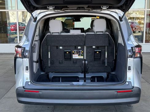Used 2024 Toyota Sienna LE image 13