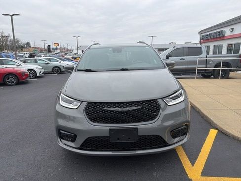 Used 2021 Chrysler Pacifica Touring w/ Uconnect Theater Family Group image 8