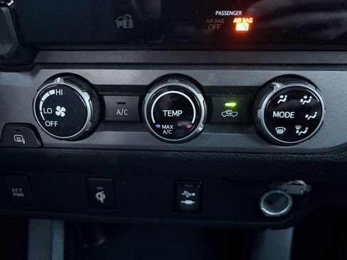 Used 2016 Toyota Tacoma TRD Sport image 4