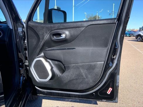 Used 2018 Jeep Renegade Latitude image 22