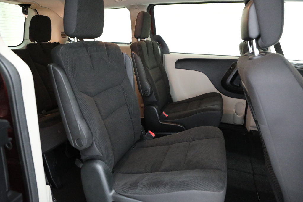 Used 2018 Dodge Grand Caravan SE w/ Rear Park Assist Package FWD image 17