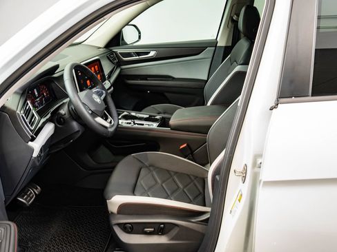 Used 2025 Volkswagen Atlas Peak Edition SE AWD/4WD image 23