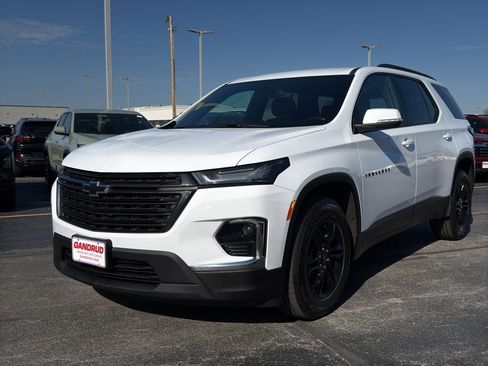 Used 2022 Chevrolet Traverse LT image 2