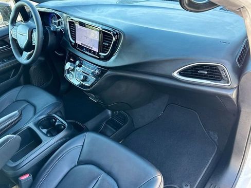 Used 2025 Chrysler Pacifica Select image 29