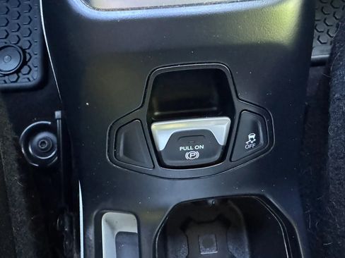 Used 2018 Jeep Renegade Latitude w/ Cold Weather Group AWD/4WD image 19