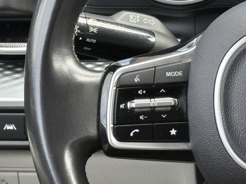 Used 2023 Kia Carnival LX FWD image 8