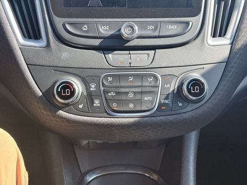 Used 2022 Chevrolet Malibu LT FWD image 11