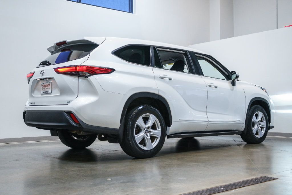 Used 2023 Toyota Highlander LE FWD image 7