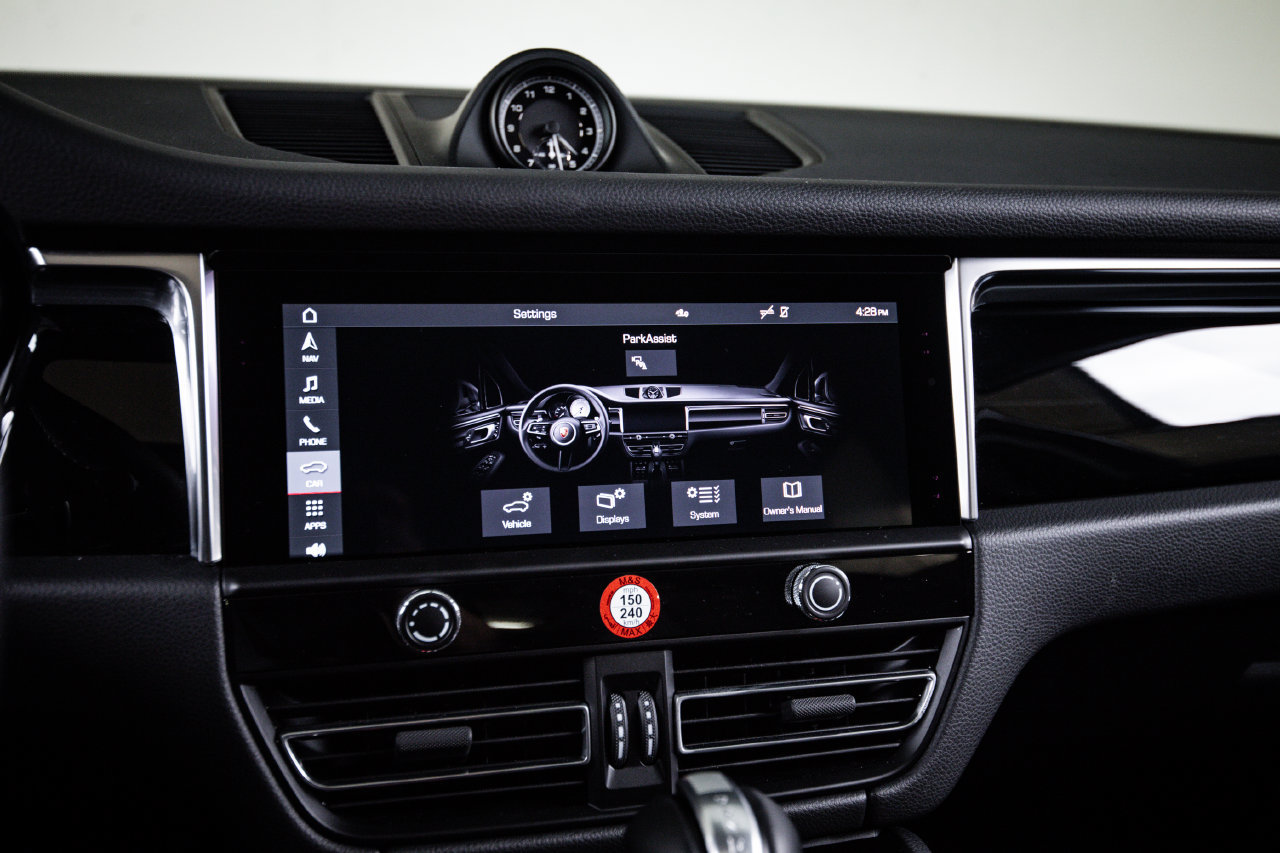 Certified 2026 Porsche Macan AWD/4WD image 18
