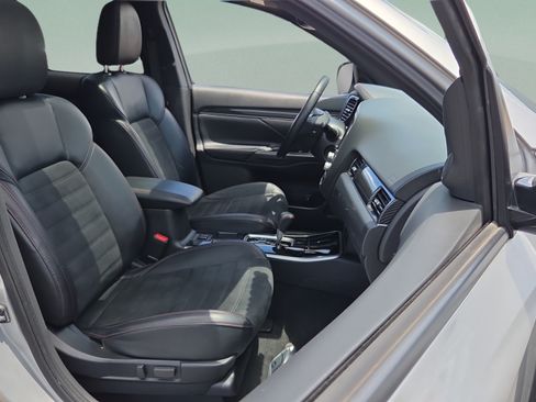 Used 2020 Mitsubishi Outlander SE FWD image 15