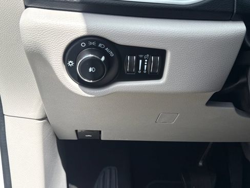 Used 2023 Chrysler Pacifica Touring-L FWD image 32