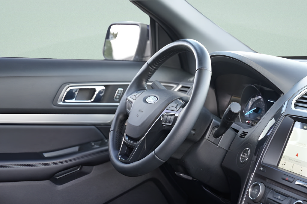 Used 2018 Ford Explorer XLT w/ Equipment Group 202A AWD/4WD image 13