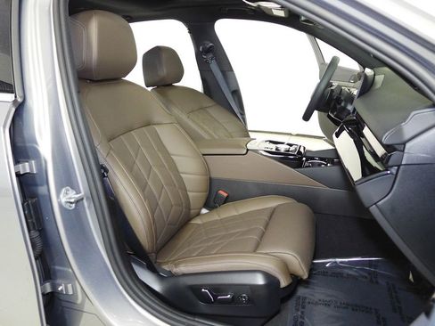 Used 2026 BMW 530i w/ Premium Package RWD image 19