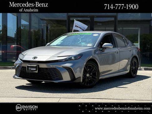 Used 2025 Toyota Camry SE FWD image 1