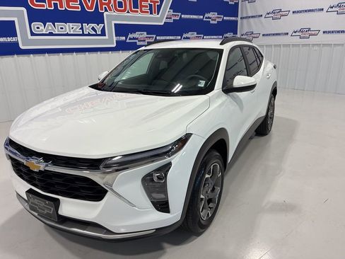 Used 2025 Chevrolet Trax LT FWD image 11