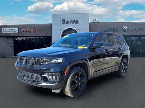 Used 2025 Jeep Grand Cherokee Altitude image 3