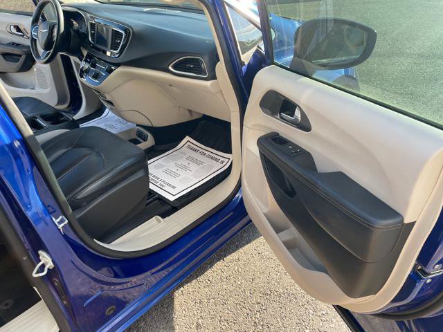 Used 2020 Chrysler Pacifica Touring-L FWD image 27