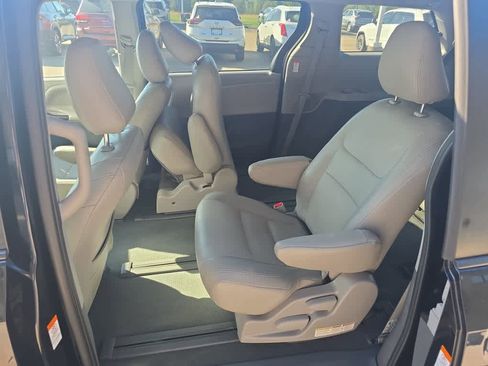 Used 2020 Toyota Sienna L image 11
