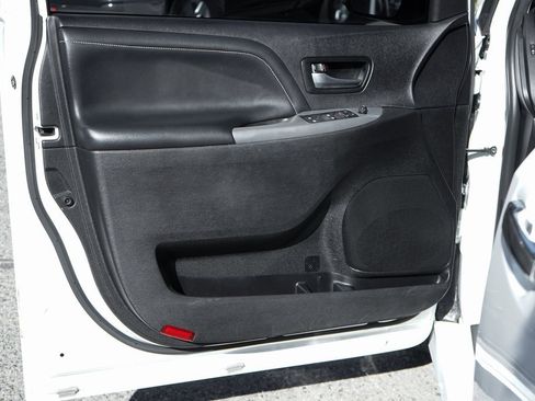 Used 2016 Toyota Sienna SE image 19